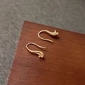 Detalle de ganchos para pendientes bañados en oro S925 con soporte para perlas de joyería - Dorado