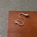 Vista detallada de ganchos para pendientes de plata S925 con base de pin para joyería DIY - Oro blanco