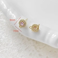 Detailansicht vergoldeter Ohrstecker mit rotem Zirkon und Öse für DIY-Ohrringe - 3# Paar (Gold Rosa Stein Rund)