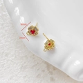 Makroaufnahme von 18k Gold Blumen-Ohrring-Charm mit rotem Zirkon und 9x7mm Maßangabe - 5# Paar (Gold Roter Stein Blume)