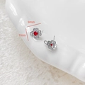 Makroansicht der 9x7mm Kleeblatt-Ohrstecker mit rotem Zirkon und Öse für DIY-Schmuck - 6# Paar (Silber Roter Stein Kleeblatt)
