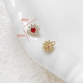 Detail von Blumenohrsteckern mit 18k Goldbeschichtung und rotem Zirkon, Größe 9mm x 8mm - 9# Paar (Gold Roter Stein Eckig)