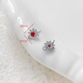 Makroansicht blumenförmiger Ohrstecker aus 925er Silber mit rotem Zirkonia und Öse - 10# Paar (Silber Roter Stein Blütenblatt)