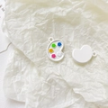 Dettaglio macro del ciondolo a tavolozza colorata in smalto per la creazione di gioielli - Tavolozza Bianca