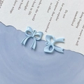 Dettaglio di ciondoli a fiocco in smalto azzurro con ganci per creazione gioielli DIY - Blu