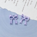 Dettaglio di ciondoli a fiocco in lega viola chiaro con lato lucido e retro con texture - Viola