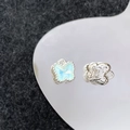 Vue macro de breloques papillon en argent avec incrustation d'opale bleue et texture - Papillon Argent Bleu Clair (2#)