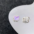 Vue macro de pendentifs papillon avec cristal violet et breloques en métal argenté sur plateau - Papillon Argent Violet (3#)