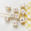 Dettaglio macro di perle a forma di orso a quadretti giallo crema per gioielli DIY - 1 Pezzo / Stile Cane Cartone Animato Bianco (3#)