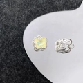 Detailweergave van zilveren vlinderhangers met gele kristallen en gehamerde textuur - Zilver Transparante Vlinder (5#)