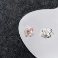 Detail van zilveren vlinder hanger met roze zirkoon en getextureerde achterkant met randen - Zilver Iridescent Roze Vlinder (7#)