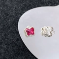 Macrodetail van vlinderhanger met rood kristal en zilveren gehamerde achterkant - Zilver Rode Vlinder (11#)