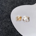 Detail van vlinderhangers met amberkleurig kristal, kralenrand en opengewerkte rug - Zilver Amber Vlinder (12#)