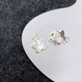 Gedetailleerde macro-opname van zilveren sterhangers met hamerstructuur en blauwe inleg - Zilver Lichtblauwe Ster (14#)