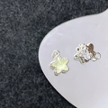 Macro-detail van stervormige sieradenhangers met zilveren afwerking en groene steen - Zilver Lichtgroene Ster (16#)