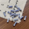 Dettaglio macro di perle in pietra blu e bianca stile bambù per la creazione di gioielli DIY - Stile Bambù 6# / Confezione da 1 pezzo / Colore Pietra Punto Blu