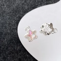 Detailopname van stervormige DIY-bedeltjes met roze kristal en een gehamerde zilveren textuur - Zilver Iridescent Roze Paarse Ster (18#)