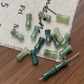 Dettaglio macro di perle in pietra verde a forma di bambù per gioielli fai-da-te - Stile Bambù 7# / Confezione da 1 pezzo / Colore Agata Muschio