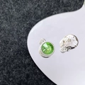 Detailopname van olijfgroene edelsteenhanger en gehamerd zilver voor DIY-sieraden - Zilver Olijfgroen Rond (25#)