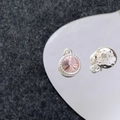 Detail van roze kristallen hanger en zilveren gehamerde bedel met een zirkoniasteen - Zilver Roze Rond Strass Stijl (26#)