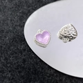 Macro-opname van hartvormige bedeltjes van paarse hars en gehamerd zilveren afwerking - Zilver Paars Hart (31#)