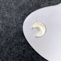 Macro-opname van zilveren maan hanger met witte inleg voor DIY handgemaakte sieraden - Zilver Witte Maan (37#)