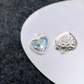 Detail van hartvormige hanger met aurora-steen inleg en gehamerde metalen achterkant - Zilver Aurora Hart (35#)