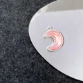 Macro-opname van zilveren maan hanger met roze inleg en ronde ophangring voor sieraden - Zilver Roze Maan (40#)