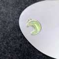 Macro-opname van een maanvormige zilveren hanger met lichtgroene edelsteen inleg - Zilver Lichtgroene Maan (42#)