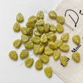 Détail macro de perles en verre feuille avec nervures dorées pour bijoux DIY - Lot de 5 / Vert olive