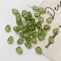 Gros plan de perles en verre feuille verte avec nervures dorées pour bijoux - Lot de 5 / Vert Émeraude