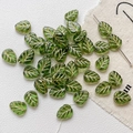 Vue détaillée de perles feuilles en verre vert avec veines dorées pour bijoux DIY créatifs - Lot de 5 / Vert foncé