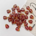 Détail macro de perles feuilles en verre dégradé rouge et jaune avec veines dorées pour bijoux - Lot de 5 / Rouge-Jaune Dégradé