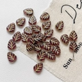 Détail de perles en verre en forme de feuille avec veines dorées et fini rouge foncé - Lot de 5 / Bordeaux