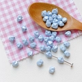 Primer plano de cuentas irregulares azul claro con brillo perlado para joyas DIY - Azul
