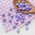 Detalle de cuentas irregulares de resina lavanda con agujero central para crear joyería - Púrpura