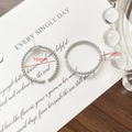 Vista dettagliata degli orecchini a corda intrecciata da 16mm su carta bianca - Oro Bianco (Stile 14)