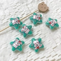 Dettaglio di perle acriliche verdi a forma di stella con orsetti per gioielli fai-da-te - Stile Orso Verde Scuro (4#) / 1 Pezzo / Verde scuro