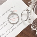 Vista dettagliata di orecchini a cerchio argento con stelle e diametro di 18mm - Oro Bianco (Stile 24)