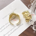 Dettaglio macro dell'anello placcato oro 18k con trama irregolare e diametro 17mm - Oro 18K (Stile 29)