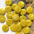 Makroaufnahme gelber Perlen mit Pfingstrosengravur und Loch für DIY-Schmuckherstellung - 1er Packung / Gelb