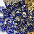 Vista macro de cuentas de vidrio azul con grabados de peonía dorada para joyería DIY - Paquete de 1 pieza / Azul marino