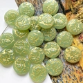 Makroaufnahme von Vintage-Blumenperlen in Seladon mit Goldgravur für DIY-Schmuck - 1er Packung / Hellgrün