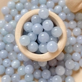 Makroaufnahme von natürlichen hellblauen Aquamarinperlen in einer Holzschale für Schmuck - Design Nr. 2 / 10 Stück/Packung (8mm) / Hellblau