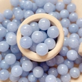 Makro-Detail natürlicher Aquamarin-Perlen mit Bohrung in einer Holzschüssel - Design Nr. 3 / 10 Stück/Packung (10mm) / Hellblau