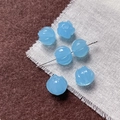 Primer plano de cuentas de vidrio de loto azul translúcido para joyería artesanal - Forma de Capullo de Loto / Azul
