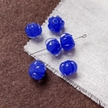 Primer plano de cuentas de vidrio azul oscuro en forma de capullo para joyería DIY - Estriado Irregular / Azul marino