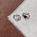 Dettaglio di ciondoli a cuore DIY con texture in marmo rosa e finitura in resina nera - Cornice a Cuore Texturizzata Rosa (27#)