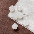 Vista macro de cuentas en forma de capullo de loto blanco con textura de jade para joyas DIY - Diseño de Capullo de Flor / Blanco
