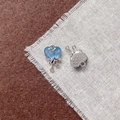 Dettaglio di pendenti a cuore argento con design fluido blu e texture a stella - Cuore Fluido Blu (26#)